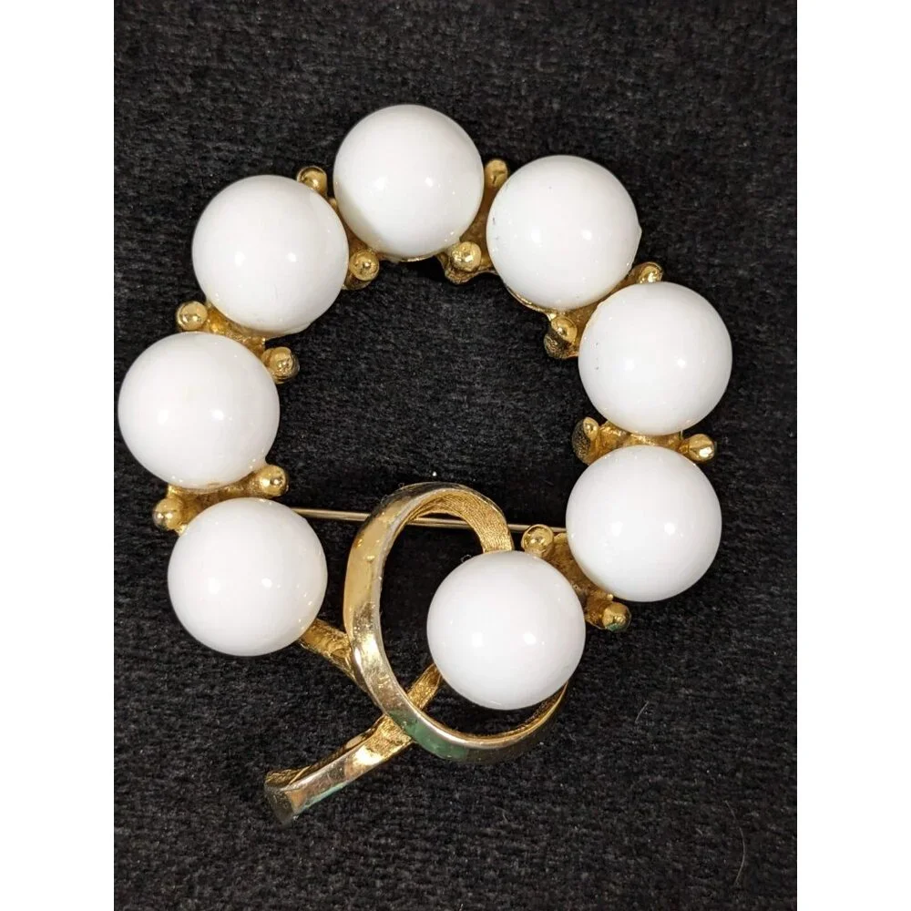Vintage White Round Cabochon Gold Tone Wreath MOD‎ MCM Pin Brooch